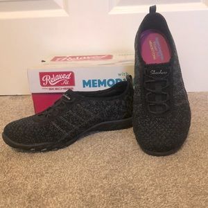 New Skechers breathe-easy JUST CHILLIN relaxed fit, memory foam, slip on Sz8